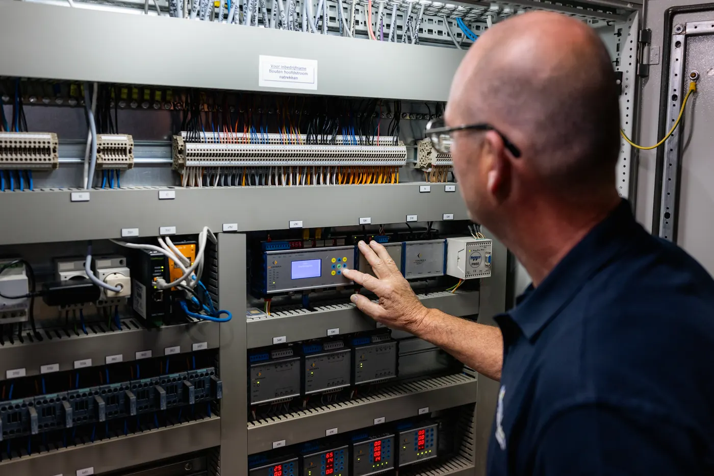 Dolf van GDN-Service controleert de regeltechniek