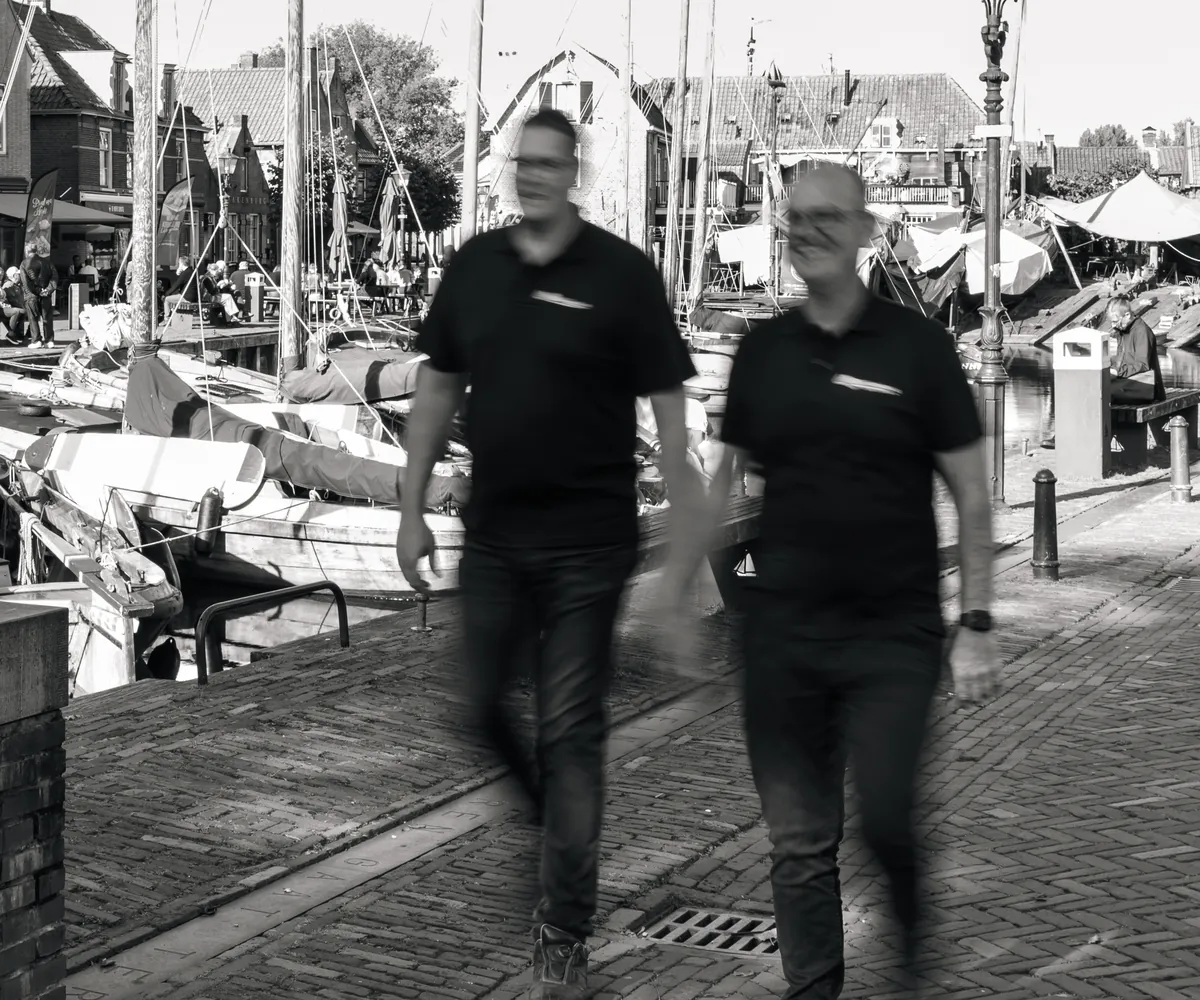 Gert en Dolf van GDN-Service lopen langs de haven van Bunschoten-Spakenburg