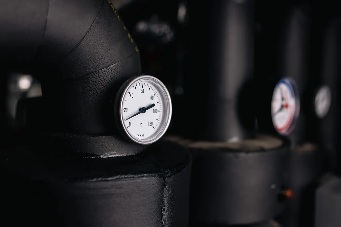 Manometer op de leiding van een WKO-installatie